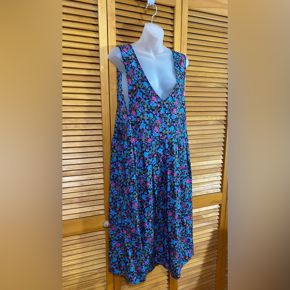 Vintage Nu Venture: Flowy, floral dress
